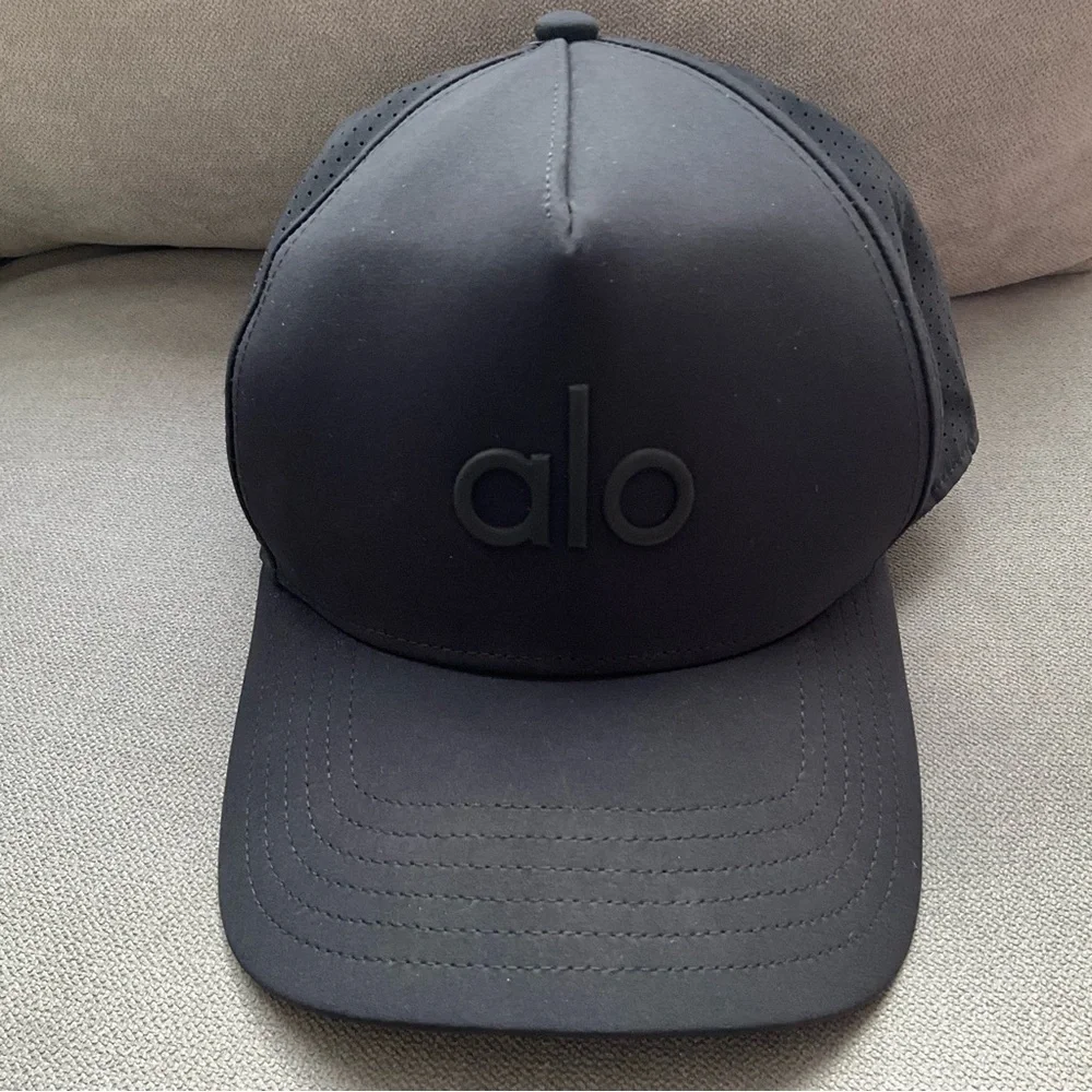 Alo Yoga Performance District Trucker Hat Black